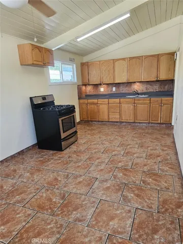13084 Vaughn, San Fernando, California 91340