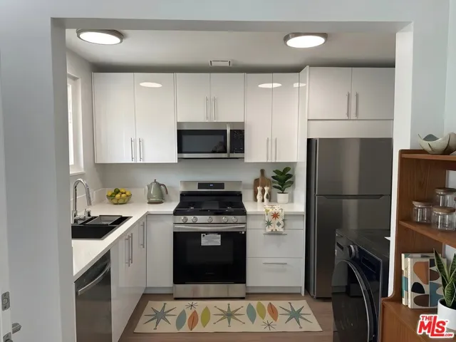 903 S Barrington Avenue, Los Angeles, California 90049