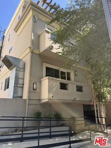 5401 Morella Avenue 101, Valley Village, California 91607