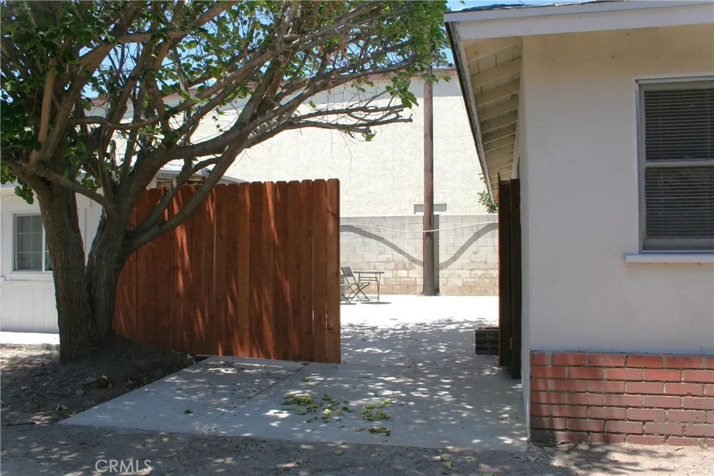 Entering your sideyard from outside