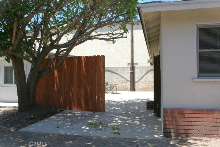 Entering your sideyard from outside