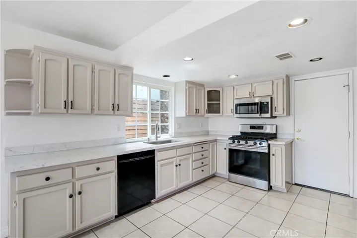 14716 Long View Drive, Fontana, California 92337