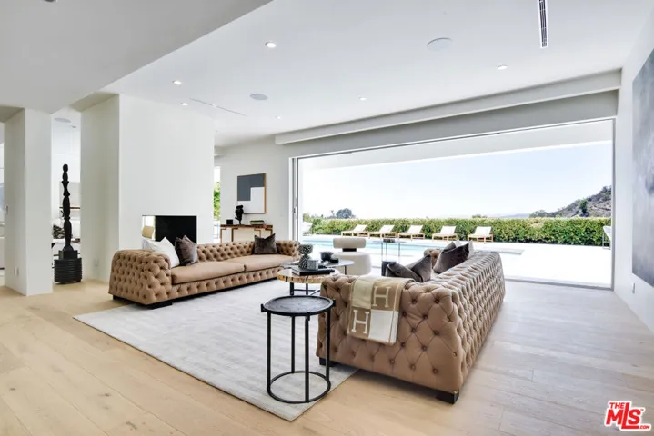8908 Alto Cedro Drive, Beverly Hills, California 90210