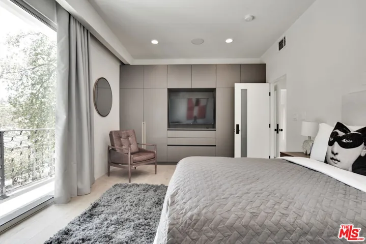 8908 Alto Cedro Drive, Beverly Hills, California 90210