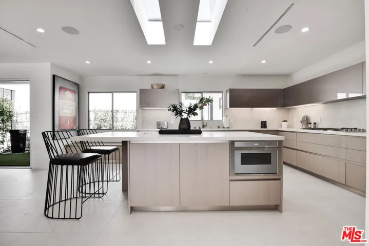 8908 Alto Cedro Drive, Beverly Hills, California 90210