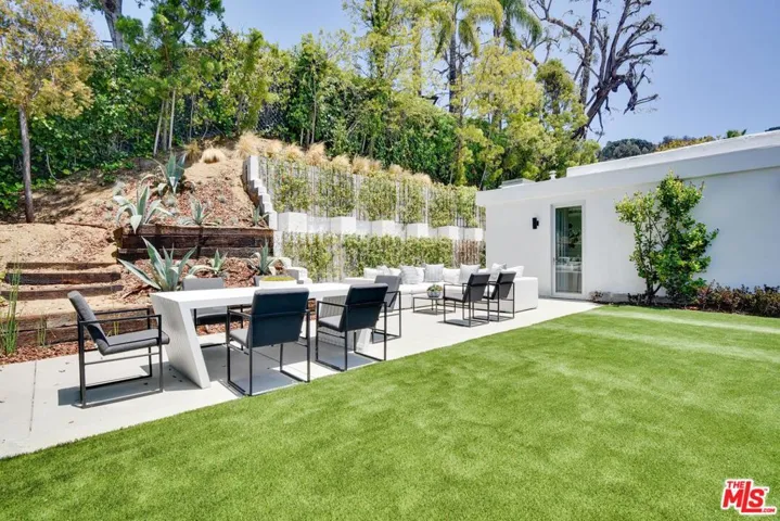 8908 Alto Cedro Drive, Beverly Hills, California 90210