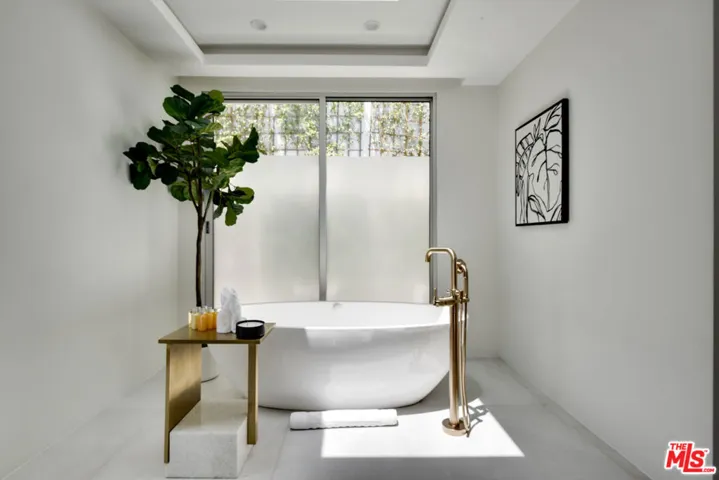 8908 Alto Cedro Drive, Beverly Hills, California 90210