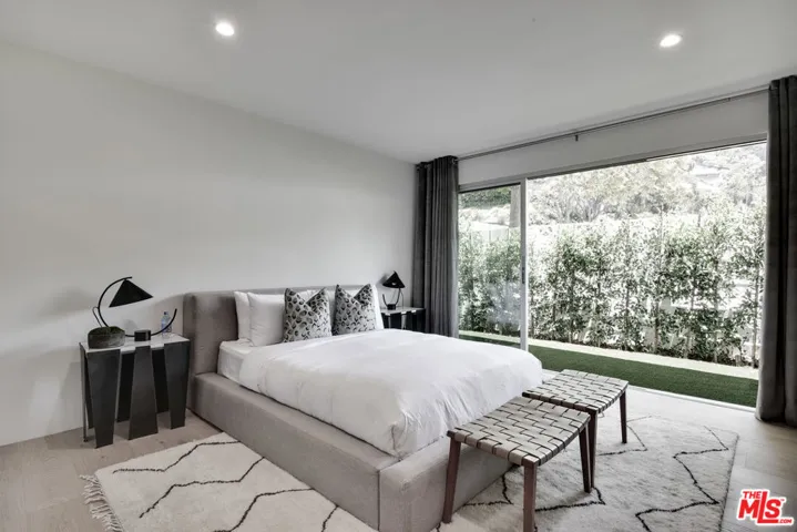8908 Alto Cedro Drive, Beverly Hills, California 90210