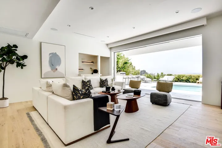 8908 Alto Cedro Drive, Beverly Hills, California 90210