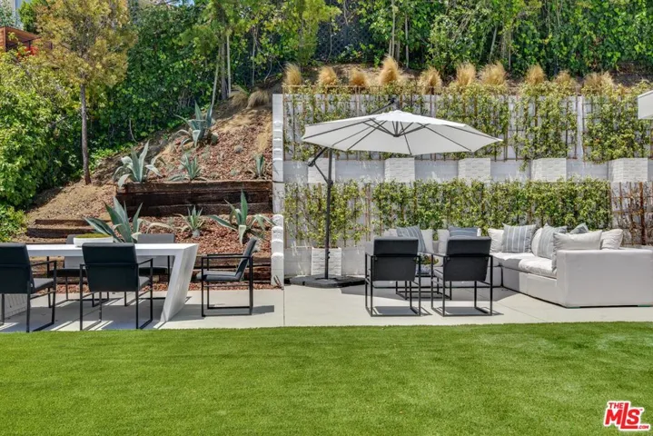 8908 Alto Cedro Drive, Beverly Hills, California 90210