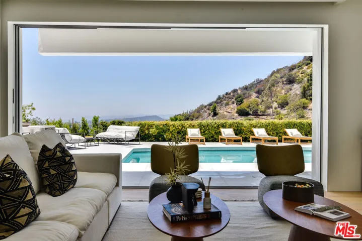 8908 Alto Cedro Drive, Beverly Hills, California 90210