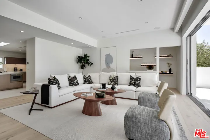 8908 Alto Cedro Drive, Beverly Hills, California 90210