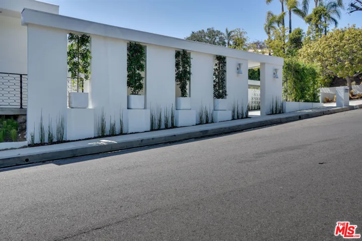 8908 Alto Cedro Drive, Beverly Hills, California 90210