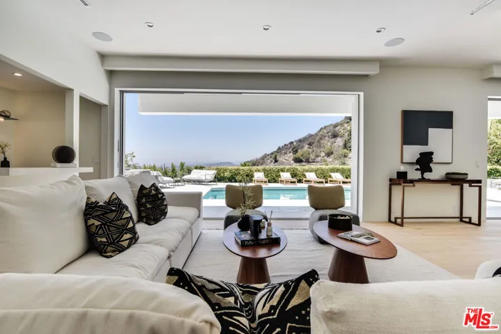 8908 Alto Cedro Drive, Beverly Hills, California 90210