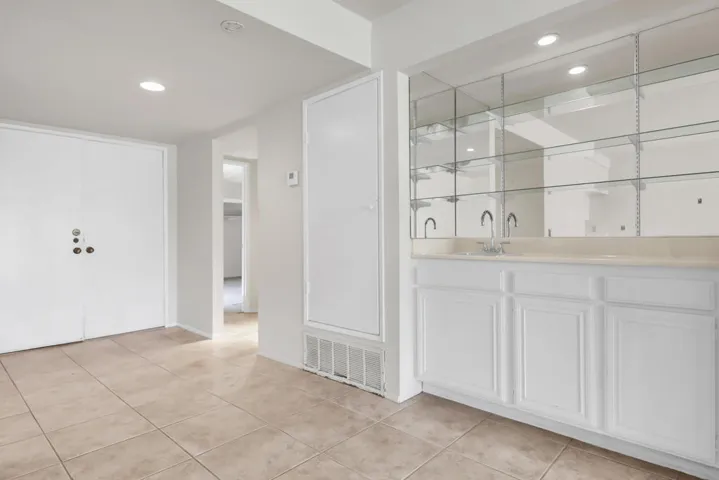ENTRY/WETBAR