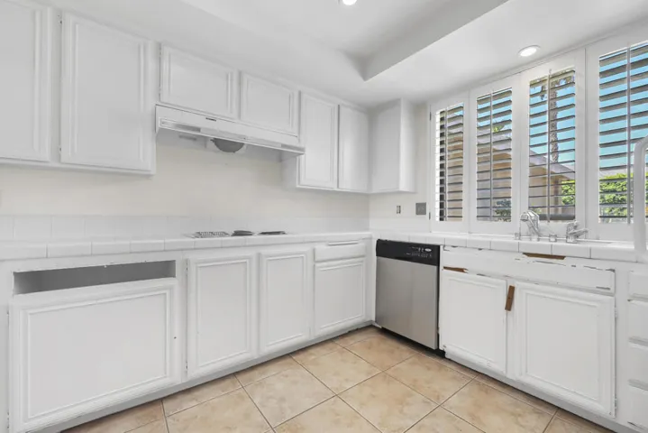 BRIGHT KITCHEN
