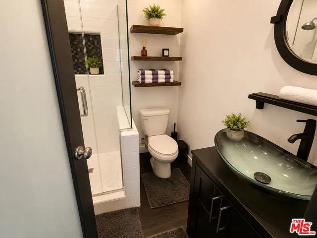 Bathroom serving the main-leve