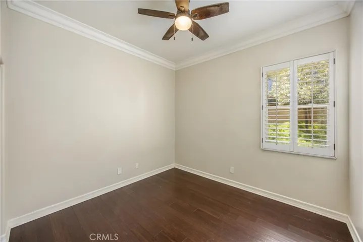 Flexible bedroom ideal for guests, family, or a home office