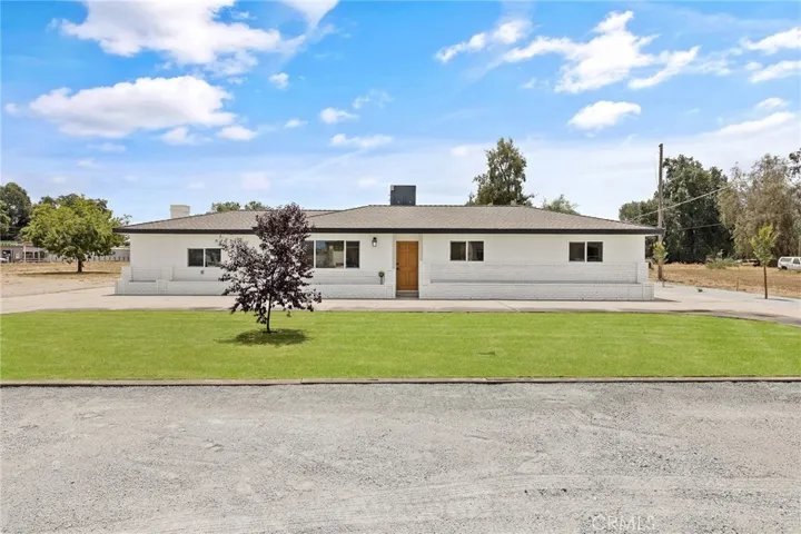 6125 E Mount Whitney, Laton, California 93242