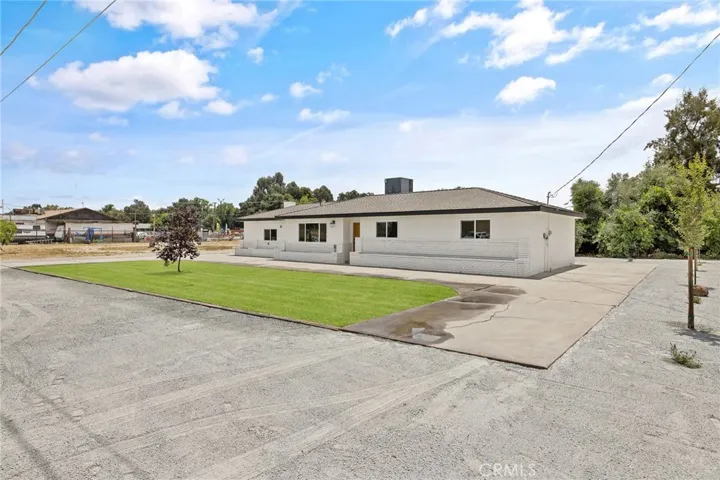 6125 E Mount Whitney, Laton, California 93242