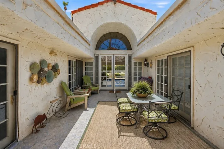 PRIVATE COURTYARD. (Accessories digitally enhanced)