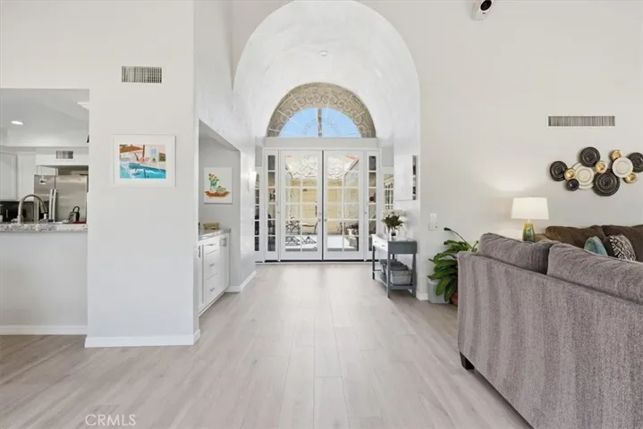 GRAND ENTRY, VAULTED CIELINGS