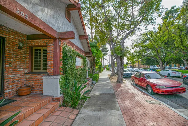 208 S Louise Street, Glendale, California 91205