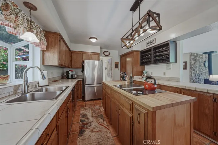3295 S Lake Court, Kelseyville, California 95451