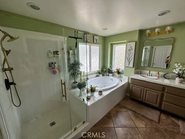 Main bathroom picture C