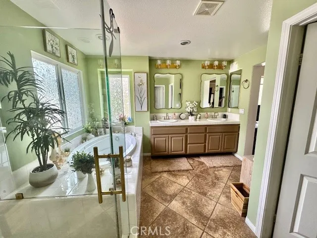 Main bathroom 1 picture B