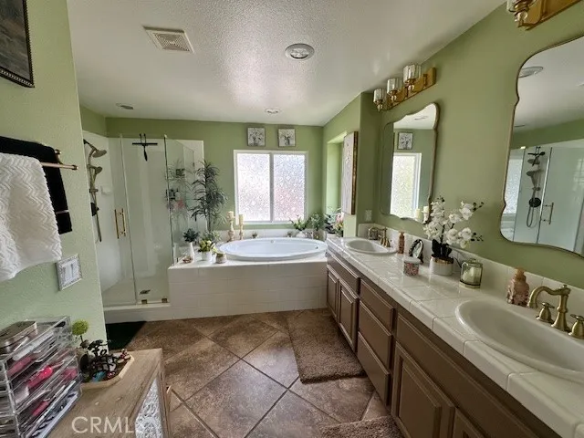 Main bathroom 1 picture A