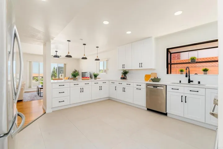 Newly remodeled kitchen with large peninsule/breakfast bar