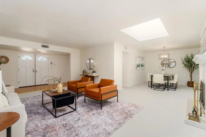 Entry/Living Room
