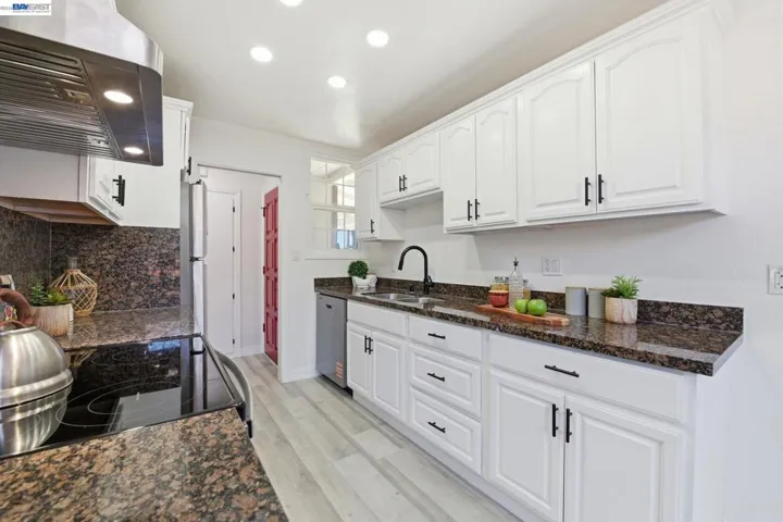 31070 Meadowbrook Ave, Hayward, California 94544-7546