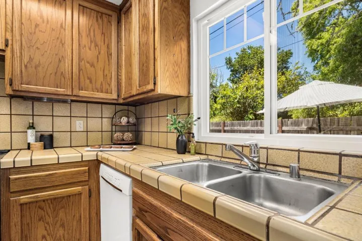 999 Live Oak Avenue, Santa Cruz, California 95062