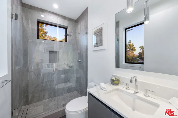 18315 Collins Street, Tarzana, California 91356