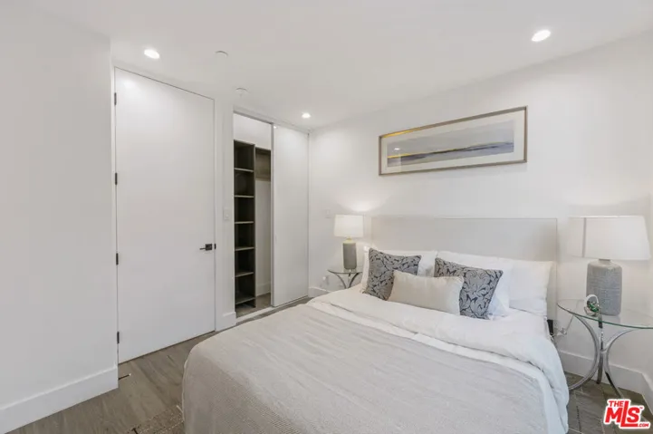 18315 Collins Street, Tarzana, California 91356