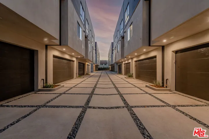 18315 Collins Street, Tarzana, California 91356