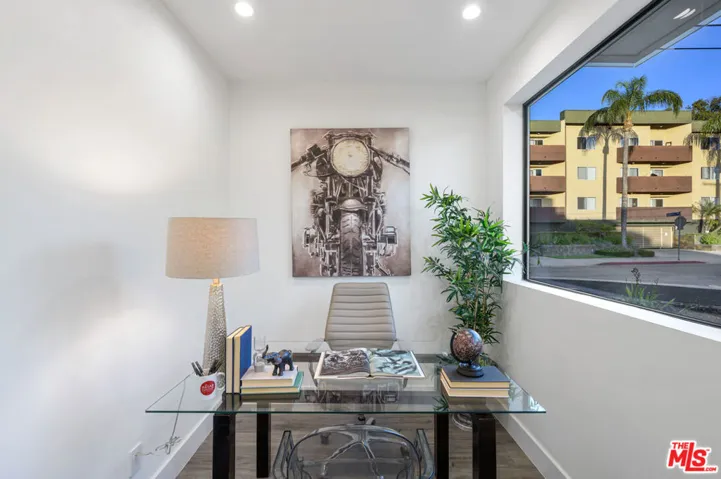 18315 Collins Street, Tarzana, California 91356