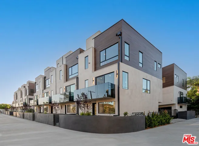 18315 Collins Street, Tarzana, California 91356