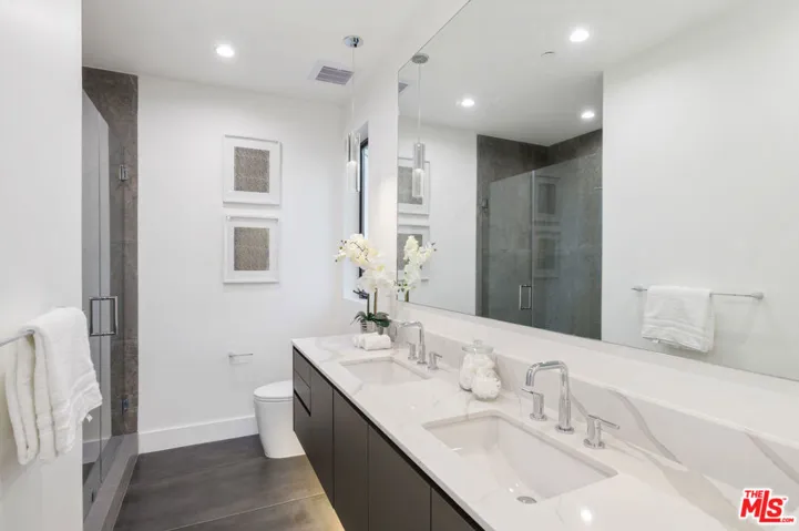 18315 Collins Street, Tarzana, California 91356