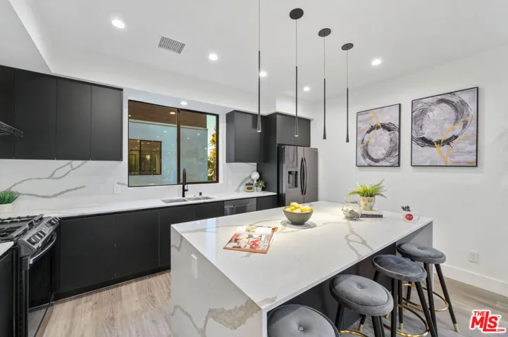 18315 Collins Street, Tarzana, California 91356