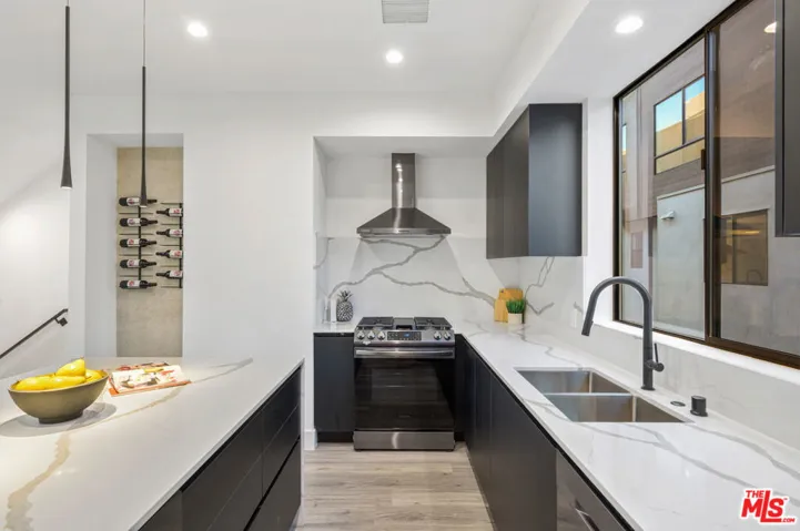 18315 Collins Street, Tarzana, California 91356