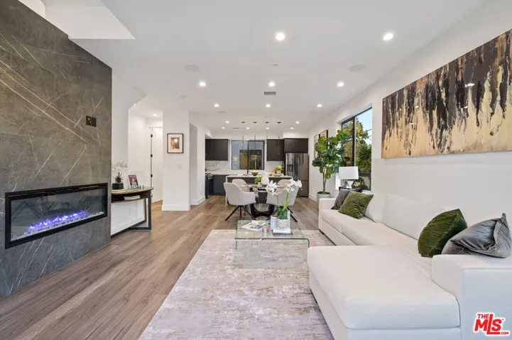 18315 Collins Street, Tarzana, California 91356