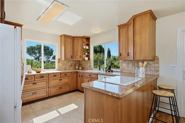 Kitchen w/ Granite Countertops