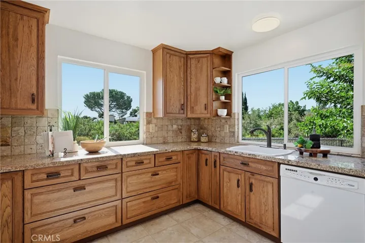 Kitchen w/ Granite Countertops