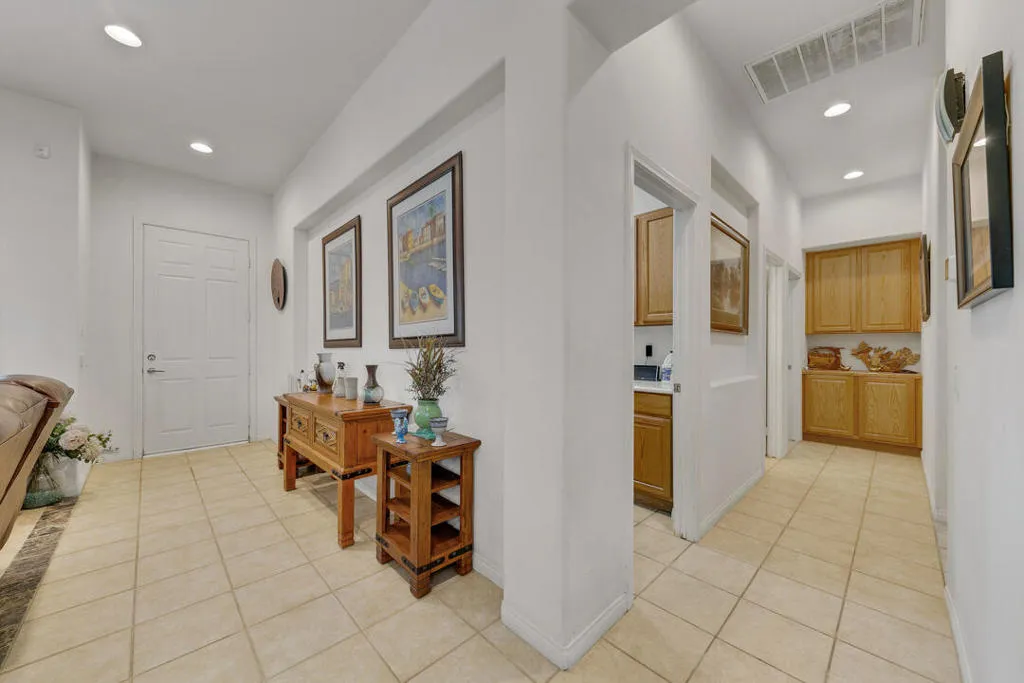 26 FOYER MLS