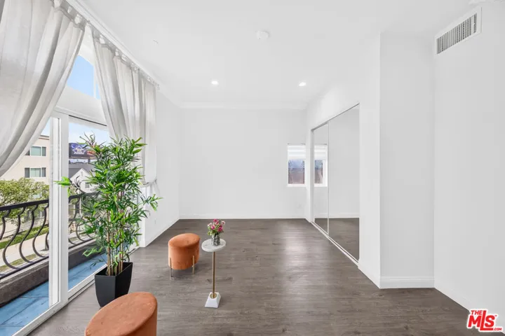 971 S St Andrews Place 301, Los Angeles, California 90019