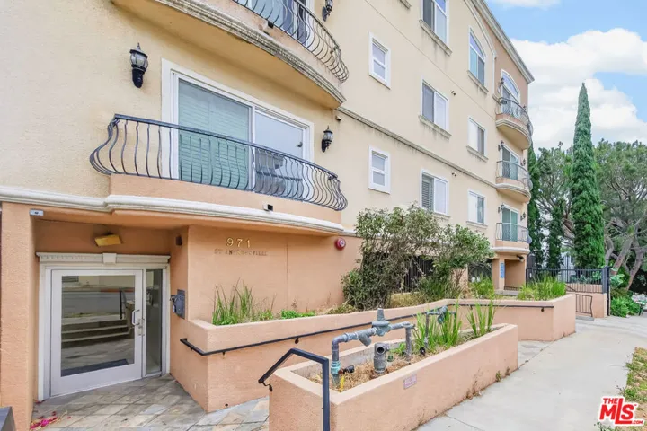 971 S St Andrews Place 301, Los Angeles, California 90019