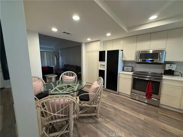 Kitchen - Upgraded with kitchen nook, additional 4 seating